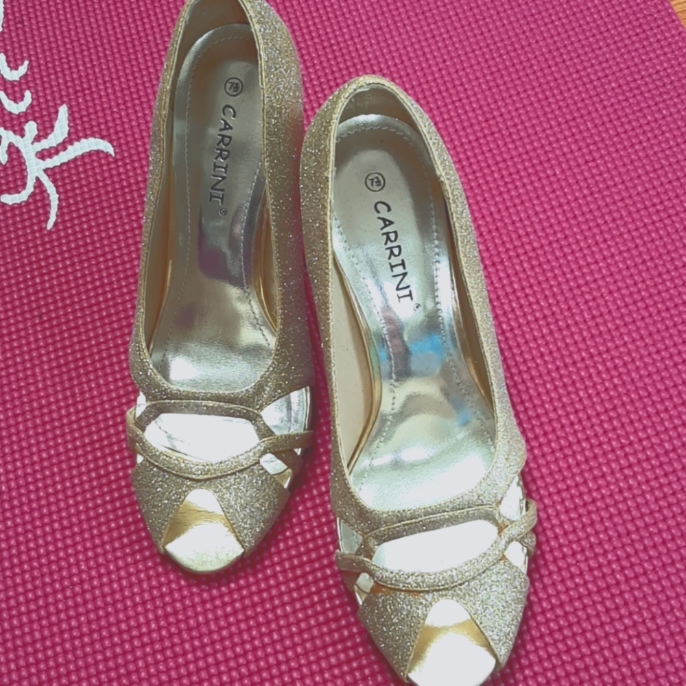 Glittery Gold shoe